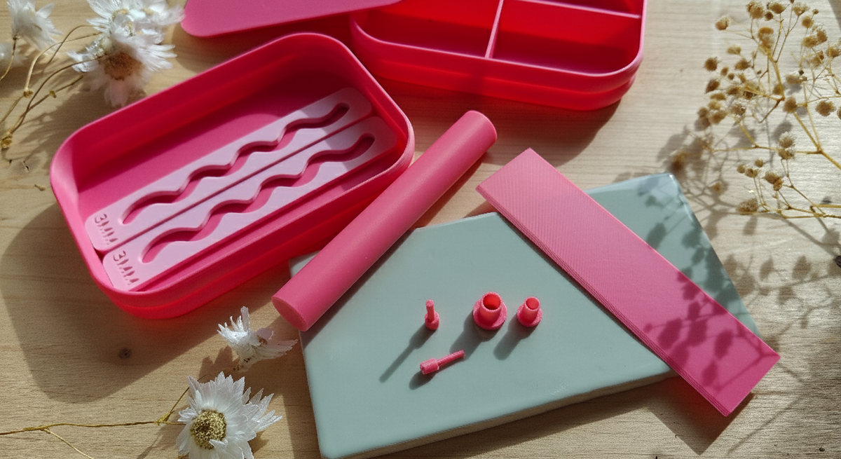 Outils pour créer des bijoux en argile polymère : emporte-pièces, rouleau et accessoires adaptés aux débutants