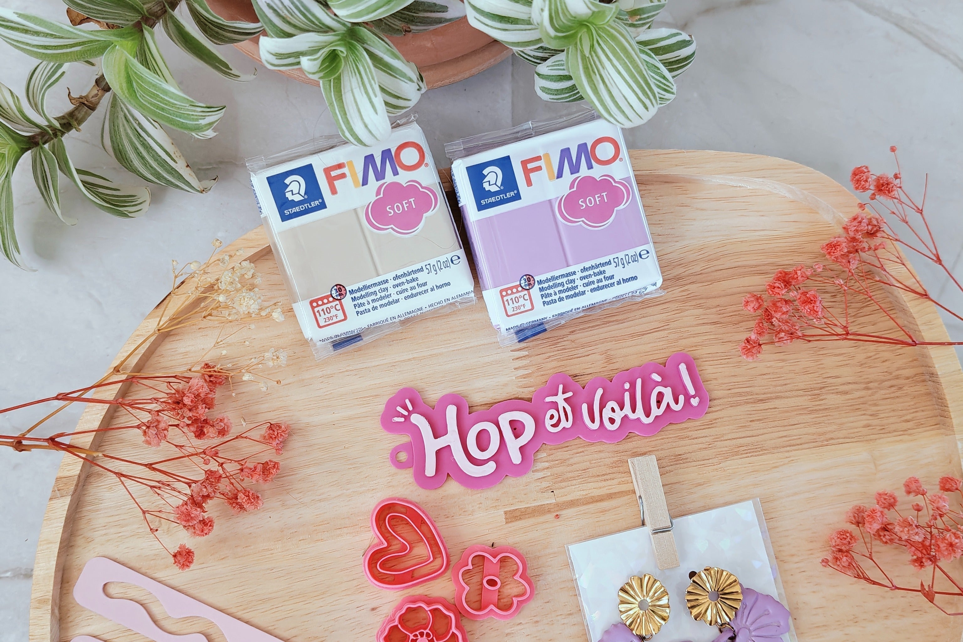 Outils de base et pains de pâte pour créer des bijoux en argile polymère