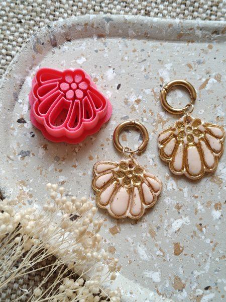 Emporte-pièce fleur Isadora utilisé pour faire des boucles d’oreilles en pâte Fimo